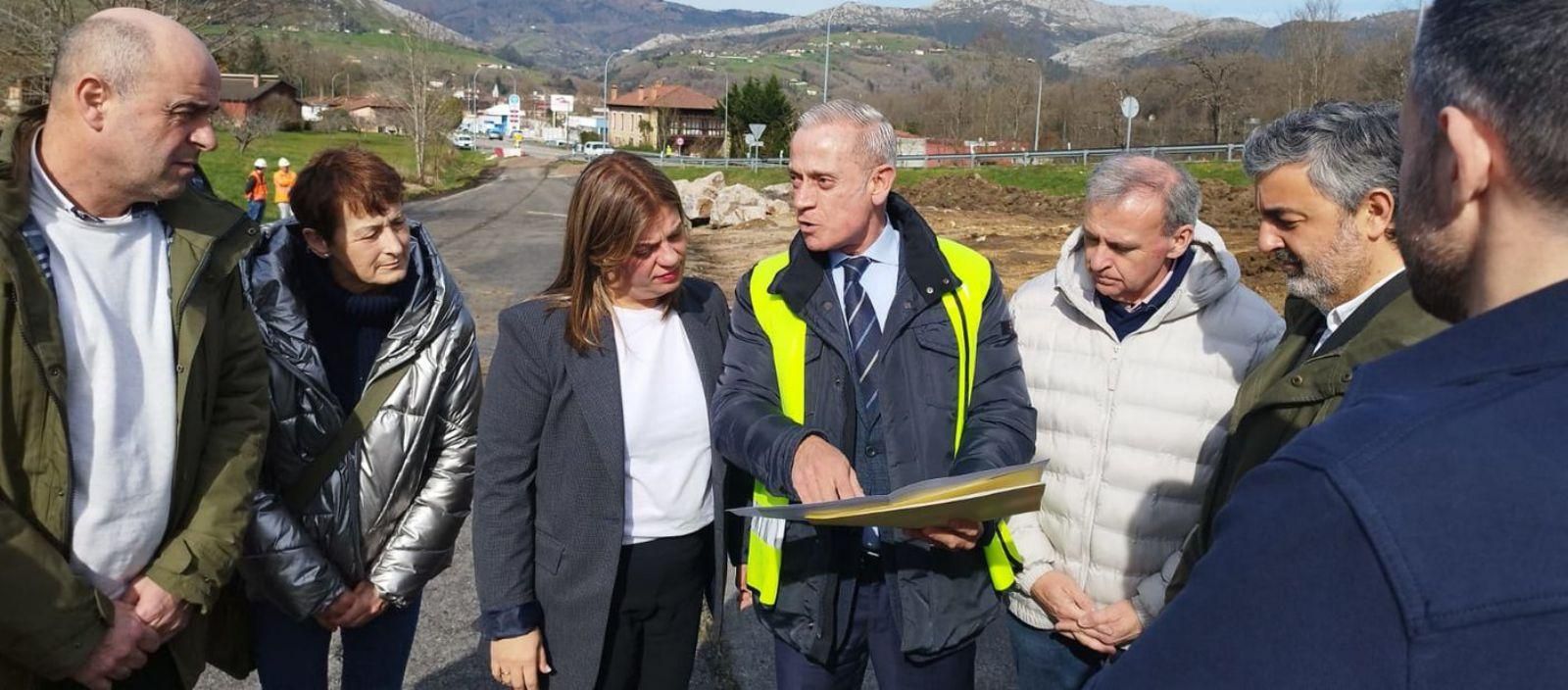 Por la izquierda, el concejal de Infraestructuras de Parres, Álvaro Valle; la edil de Cultura, Rosario Huelga; Gimena Llamedo; el jefe del Servicio de Construcción de Carreteras del Principado, Flavio Valperga; Emilio García Longo, Alejandro Calvo y, de espaldas, Jorge García, ayer, en Arriondas.
