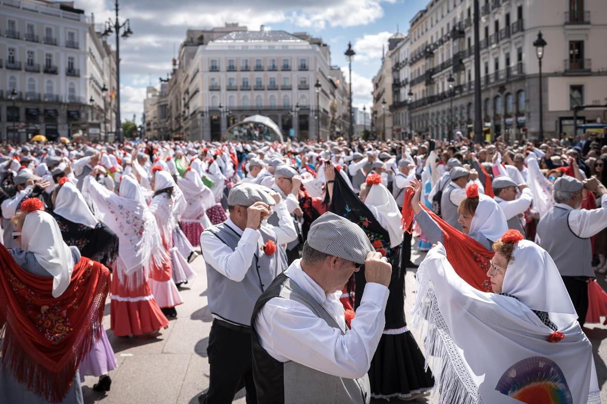 Archivo - Cientos de personas bailan el chotis durante el pasacalles castizo ‘Bailando por Madrid’ por las Fiestas de San Isidro, en la Plaza Mayor de Madrid, a 11 de mayo de 2025, en Madrid (España). La iniciativa, organizada por la Academia de Bailes de