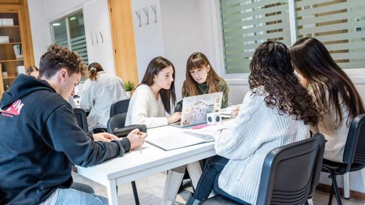 Alumnos estudiando en un aula