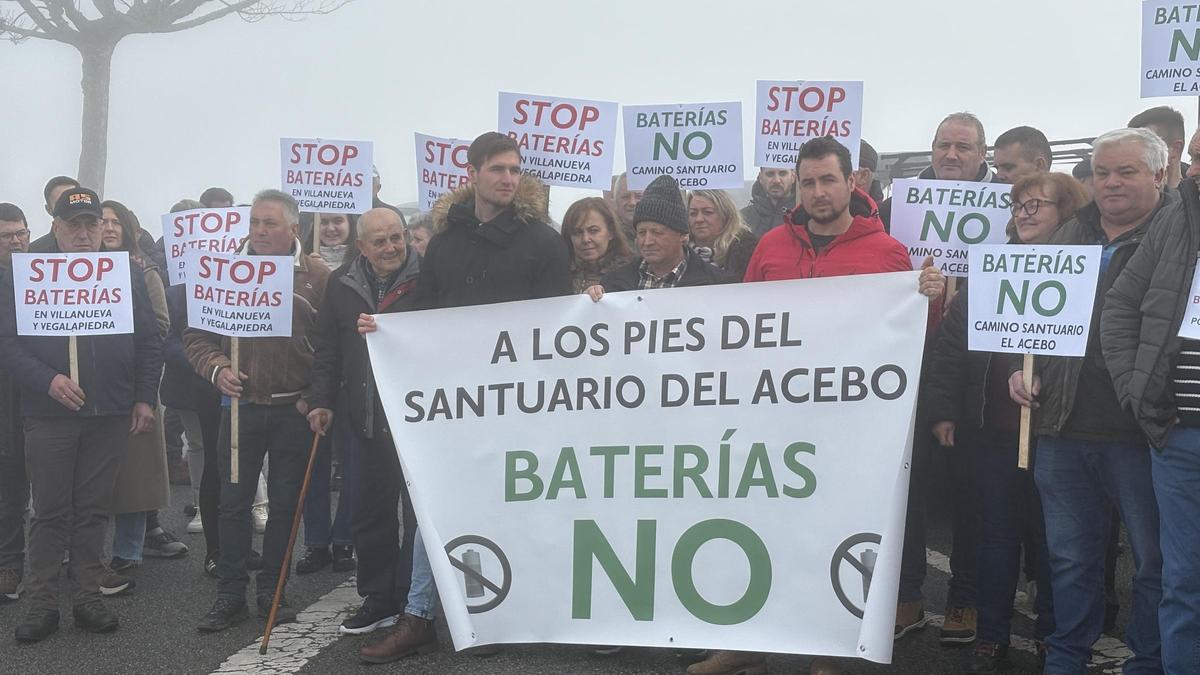 Protesta vecinal en Veigalapiedra contra el parque de baterías el pasado 3 de febrero.