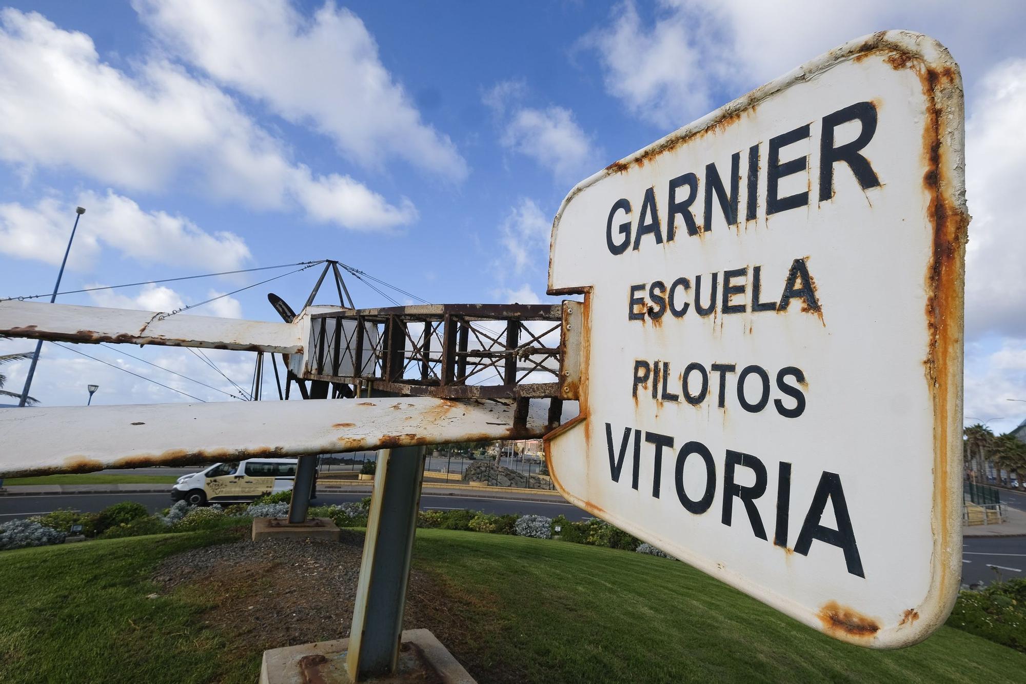 Monumento al aeroplano Blériot XI, el primer en cruzar el Canal de La Mancha