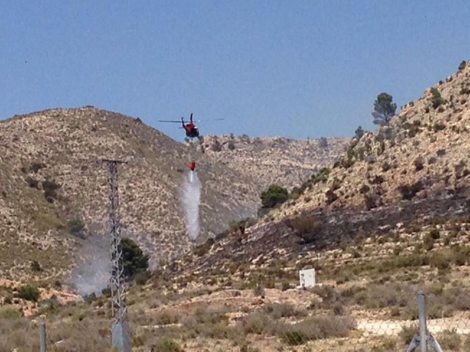 Un helicóptero sofoca el fuego en la zona de Monteagud