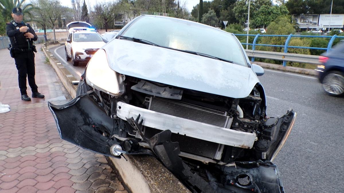 El coche se subrió al murete que protege la acera.