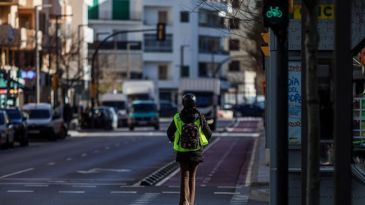 Una mujer en patinete eléctrico en Ibiza