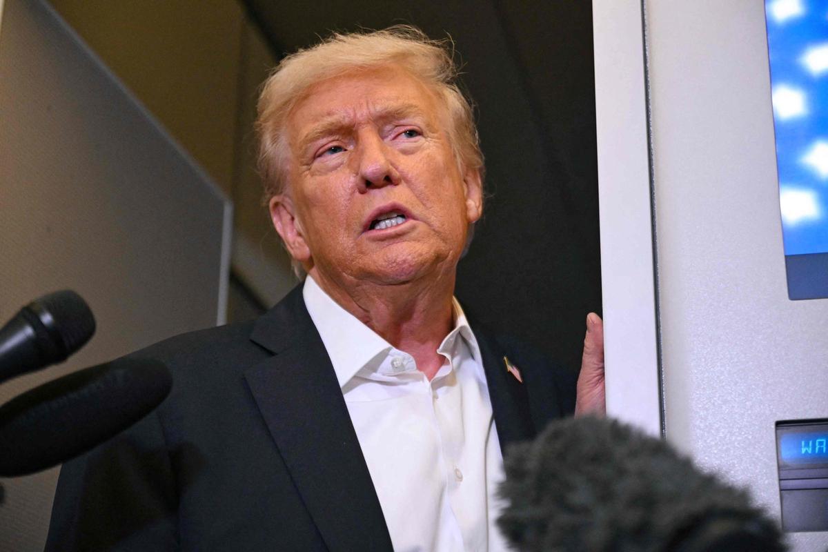 Trump atiende a los periodistas en una parada técnica del Air Force One en Inglaterra