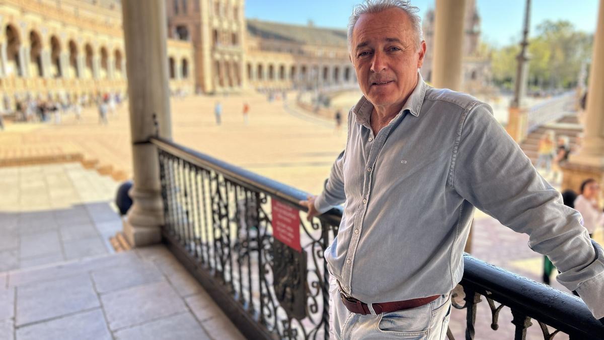 El cantante José Manuel Soto posa durante una entrevista con EFE.