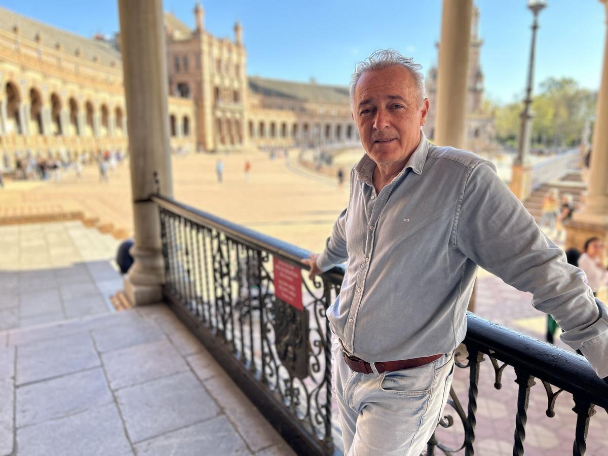 El cantante José Manuel Soto posa durante una entrevista con EFE.