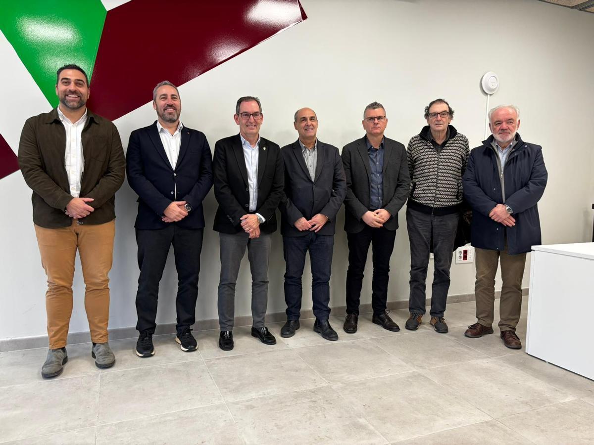 Els alcaldes del Bages i representants de la societat civil presents en l'acte a Sant Fruitós de Bages aquest dilluns