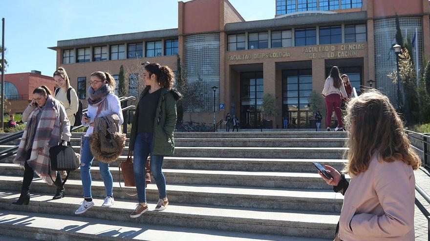 Estudiantes saliendo de la Facultad de Educación.