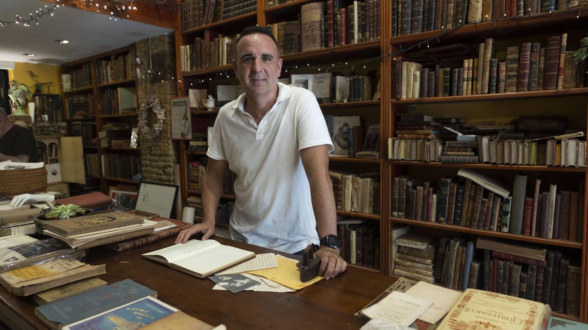 Valencia. VLC. Reportaje sobre las historias de personas anónimas que se recogen en las cartas antiguas que colecciona el bibliógrafo Rafael Solaz