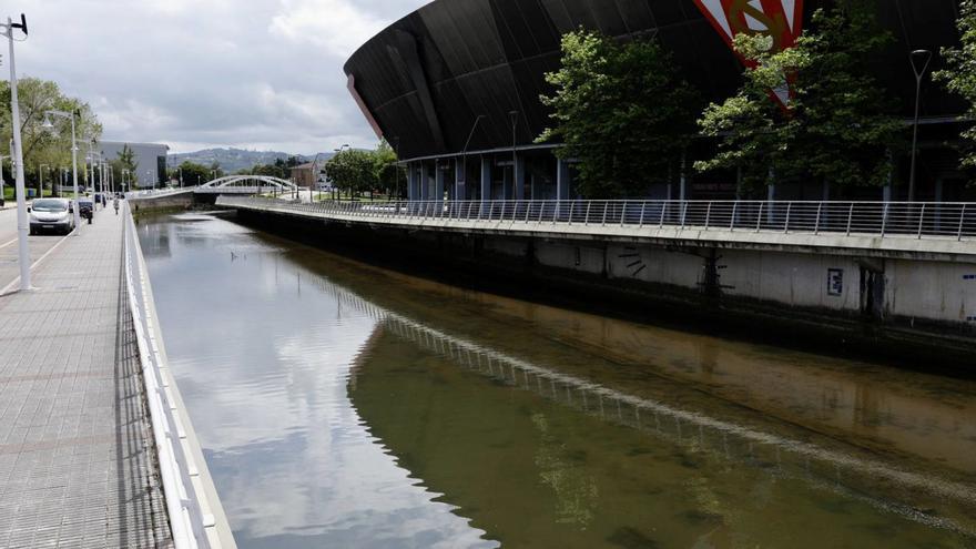 Una vista del tramo final del río Piles, ayer, a su paso entre el recinto ferial y El Molinón. | Juan Plaza