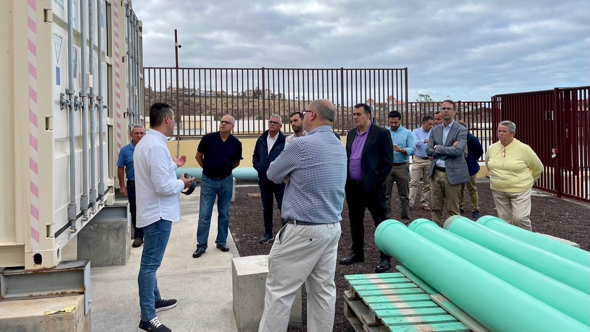 El presidente del Cabildo de La Gomera, Casimiro Curbelo, en una visita a una desaladora