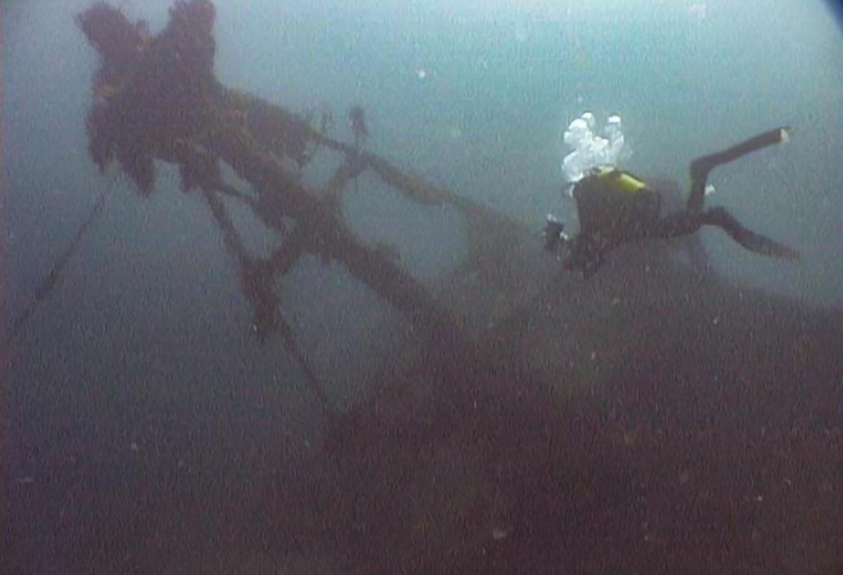 Marcos Cabeza Irisarri, buceando sobre el pecio del pesquero Achondo, hundido en 1986 al sur de Cíes a unos 39 metros de profundidad.