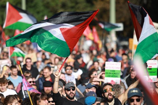 Berlin (Germany), 27/09/2025.- Protesters hold Palestinian flags during a rally in support of Gaza motivated by the German left-wing party in Berlin, Germany, 27 September 2025. On 27 September 2025, two demonstrations took place in order to express protest on Israels ongoing operation in the Palestinian Gaza strip. The Left party called for a demonstration under the motto Together for Gaza and an alliance of different organizers called for a rally under the motto All Eyes on Gaza - Stop the Genocide!. (Protestas, Alemania) EFE/EPA/CLEMENS BILAN
