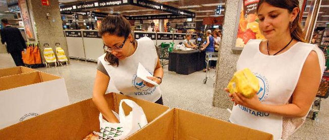 Voluntarias durante una Operación Kilo en un supermercado capitalino, en una imagen de archivo