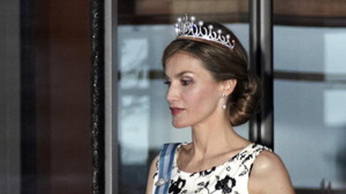 Letizia, con un Felipe Varela, mantón de manila en negro y la tiara 'Princesa'.