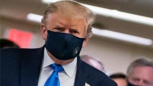 Donald Trump usando mascarilla por coronavirus.