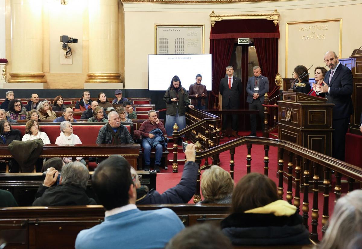 El presidente del Senado, Pedro Rollán, abre la Puerta del Rey a los ciudadanos en la primera jornada de Puertas Abiertas del Senado