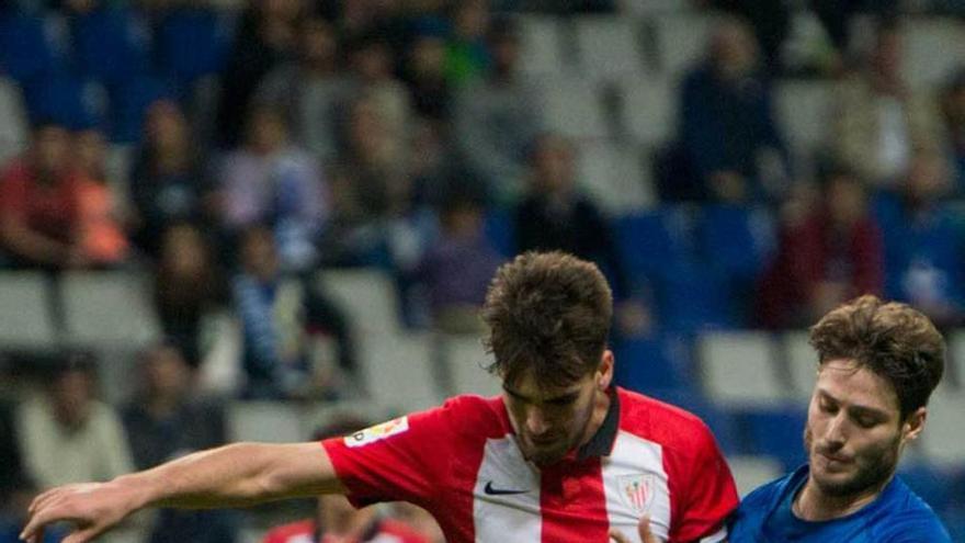 Erice presiona a un futbolista del Bilbao Athletic. maría gómez