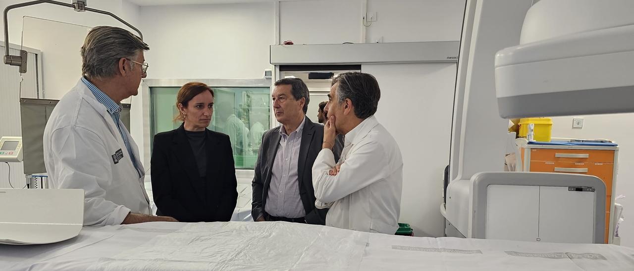 Mónica García y Marciano Gómez visitan el Servicio de Radiología del Clínic de València.