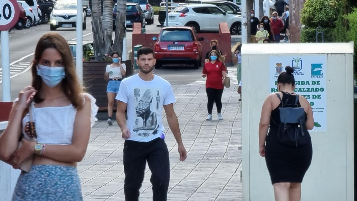 Una de las protagonistas baja por la avenida El Puente con la nueva camiseta del CD Mensajero.