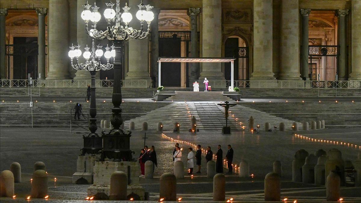 El Papa Francisco preside el Vía Crucis del Viernes Santo en la Plaza de San Pedro en el Vaticano el 10 de abril de 2020, durante el confinamiento destinado a frenar la propagación de la infección por COVID-19