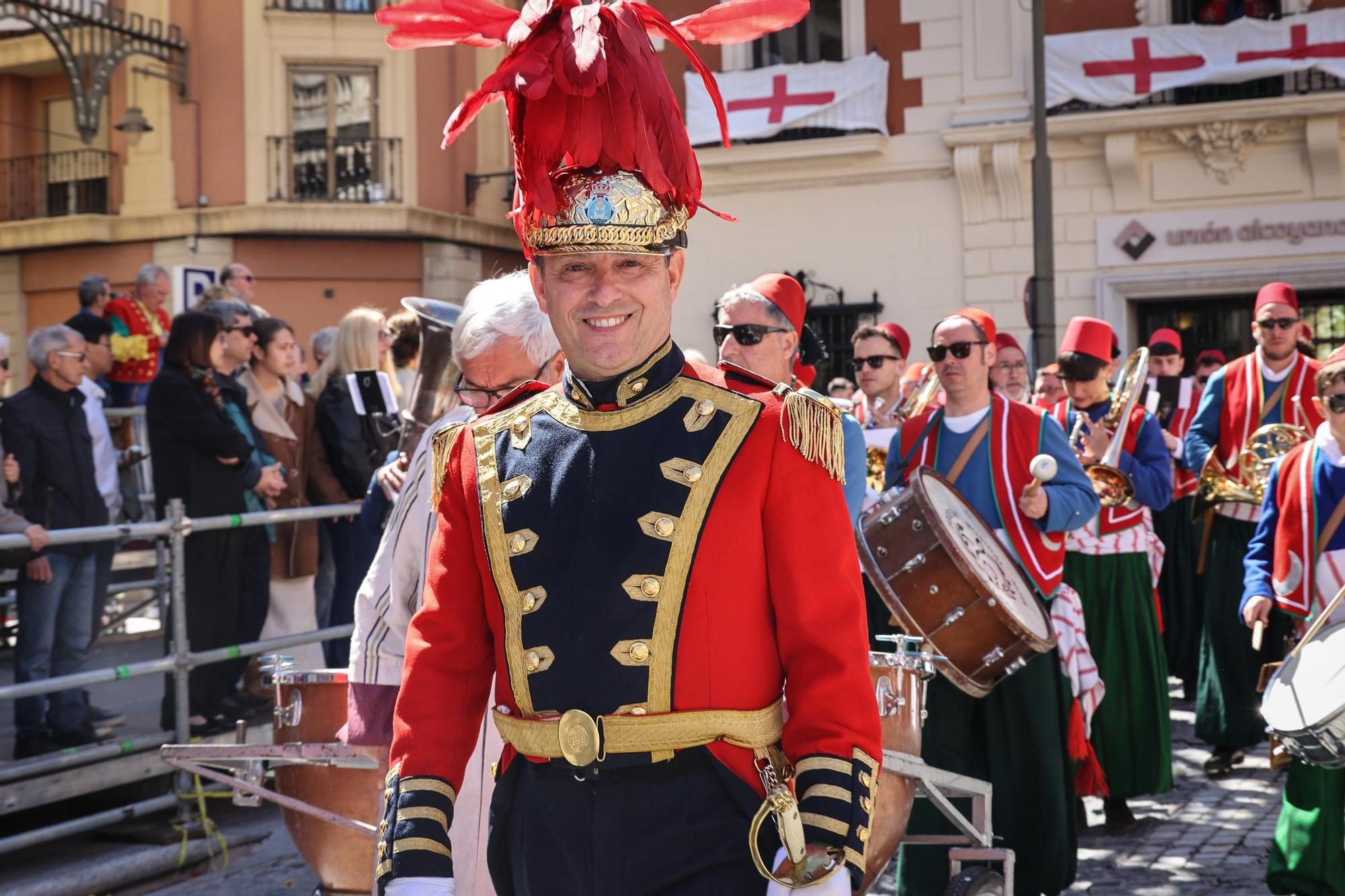 El Sant Jordiet entre claveles en la procesión de la Reliquia