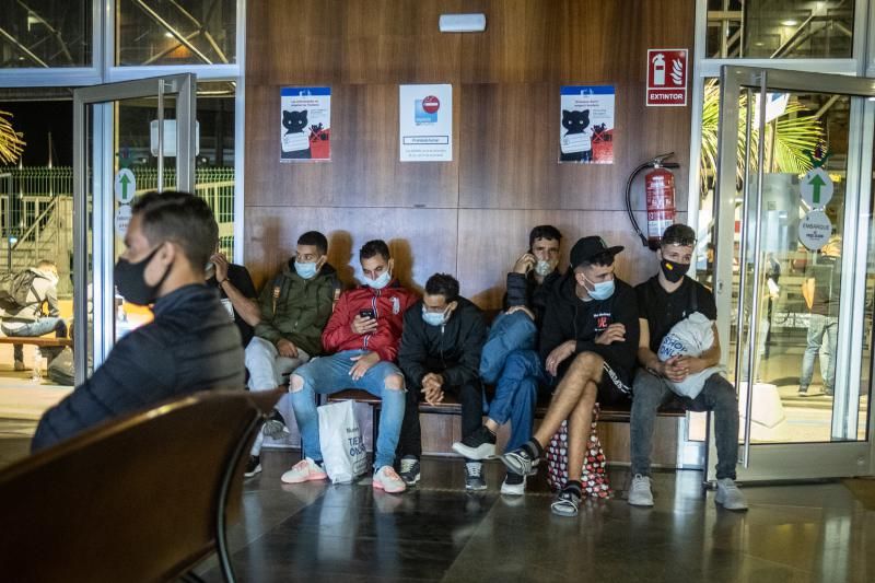 Migrantes en la estación marítima de Santa Cruz de Tenerife