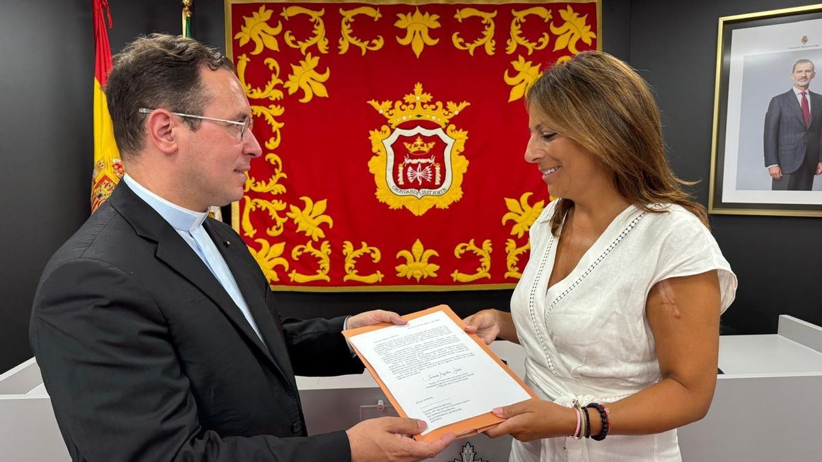 Salvador Aguilera, entrega a la alcaldesa, María de la Paz Fernández, el expediente con las firmas.