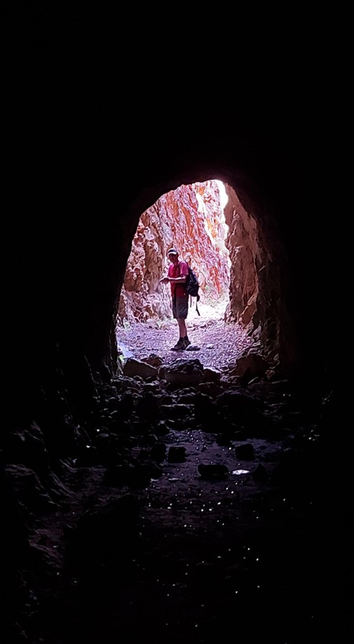 Ein Tunnel führt zu einem größeren Innenraum.