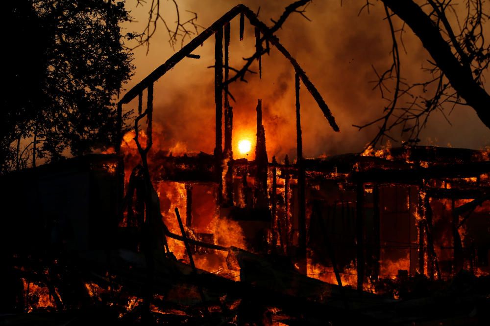 Un incendi a Califòrnia obliga a evacuar a 180.000 persones