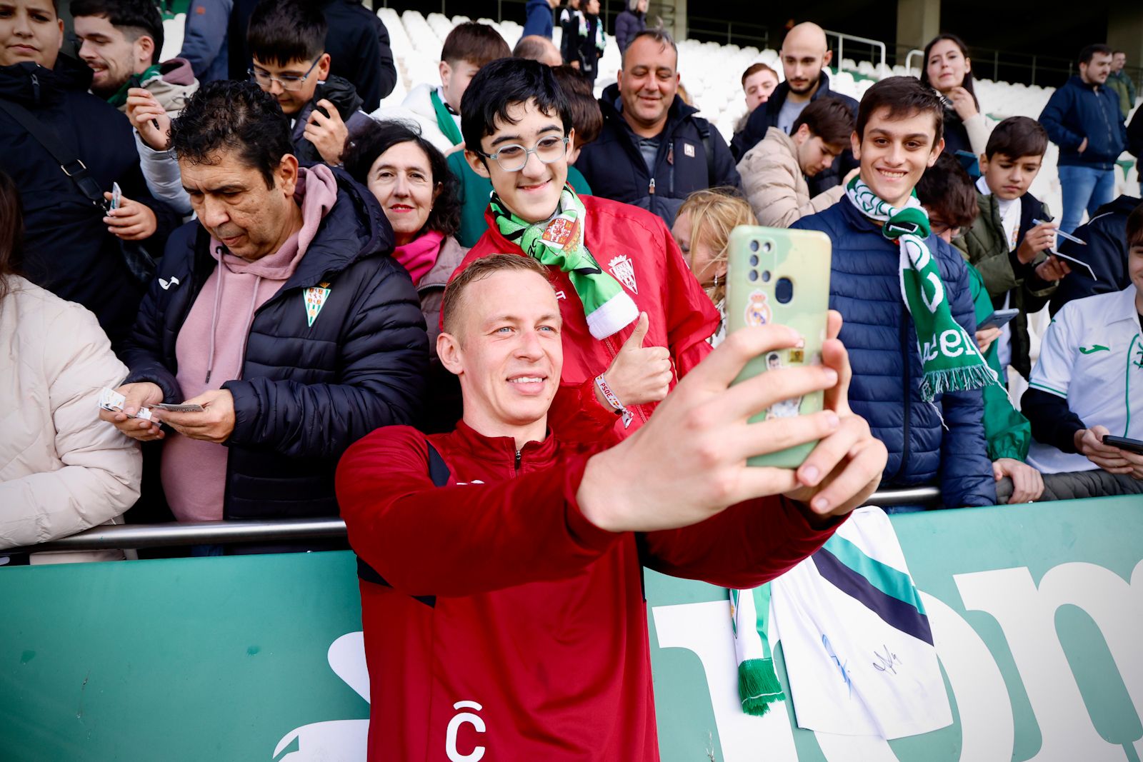 El Córdoba entrena ante su afición en El Arcángel