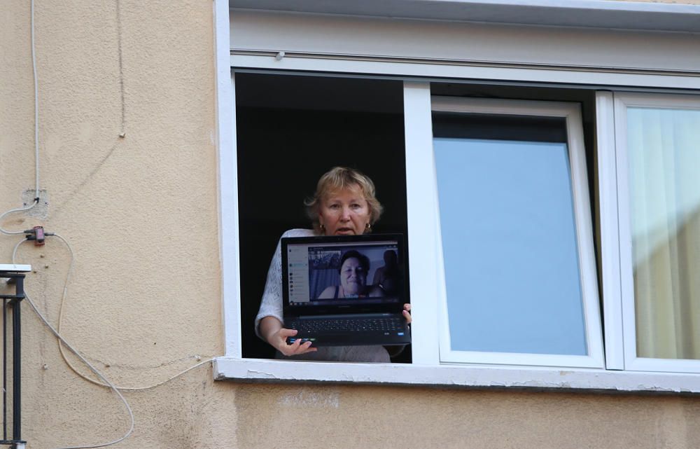 Última tecnología de pasión. Una mujer trata de mostrar por Skype la salida de la Sentencia.