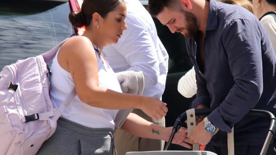Anabel Pantoja y David Rodríguez a su llegada a Sevilla para disfrutar de la Semana Santa