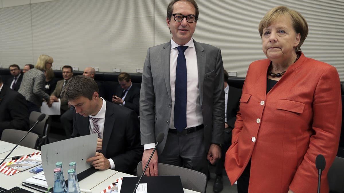 Merkel (derecha) y el presidente del grupo parlamentario de la CSU, Alexandre Dobrindt, en Berlín, el 20 de noviembre.