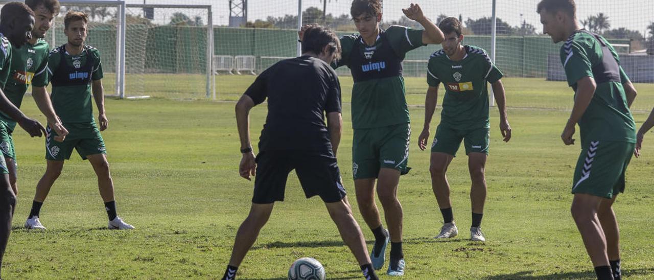 «Caño» de Gonzalo Villar al técnico Pacheta en un entrenamiento reciente del Elche en el anexo.