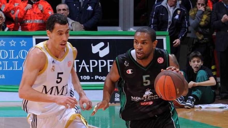 McIntyre conduce el balón ante la defensa del madridista Pablo Prigioni.