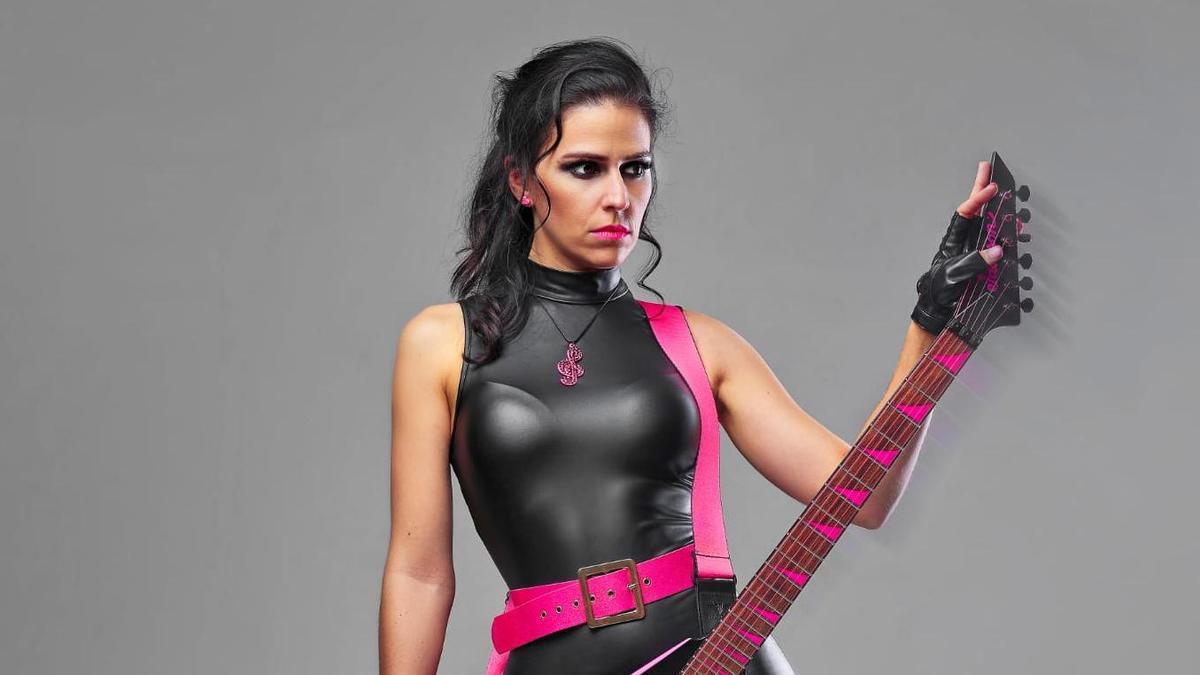 Saray Murciego, cantante y guitarrista del grupo "Cañón": "Las verbenas alistanas son muy especiales, tocas y cantas ante seguidores de 40 ó 50 pueblos"