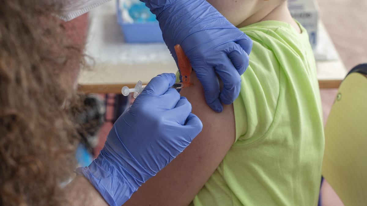 Un niño recibe la vacuna contra el COVID.