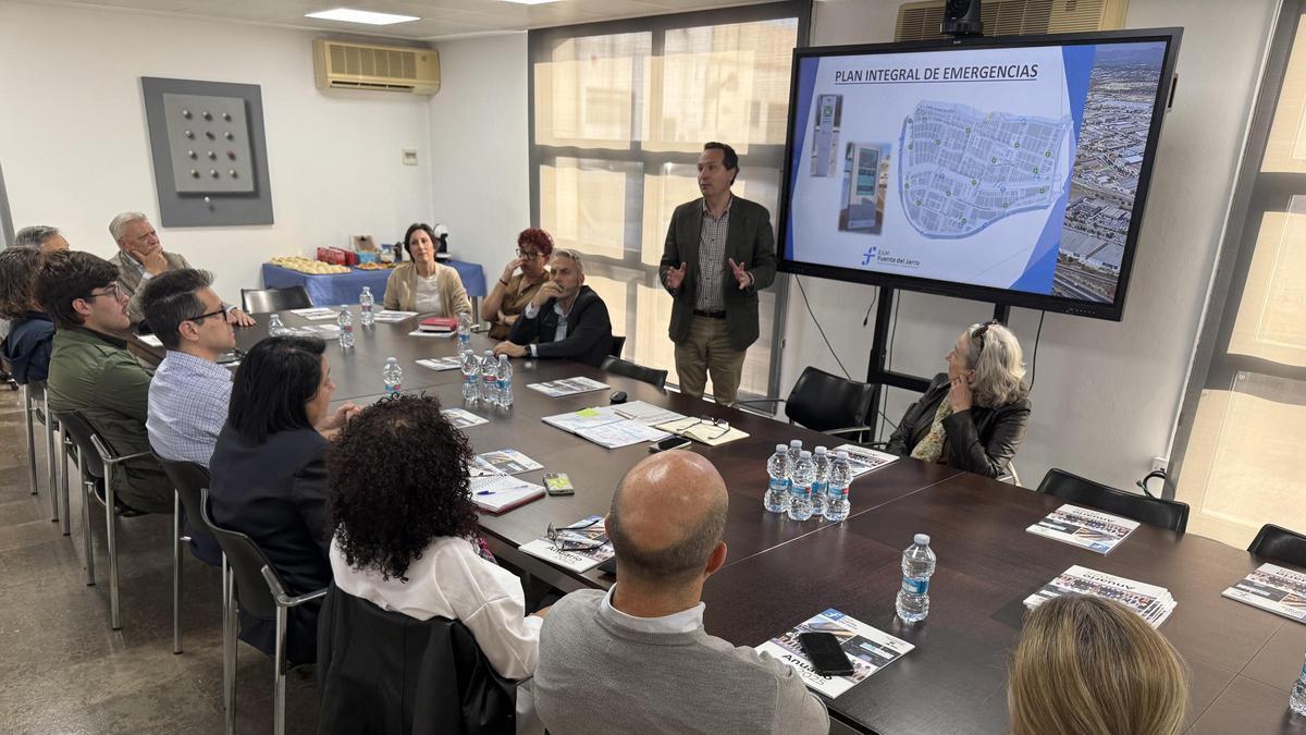 iego Romá explica a los empresarios las actuaciones y servicios de la EGM Fuente del Jarro durante la reunión por calles del polígono.