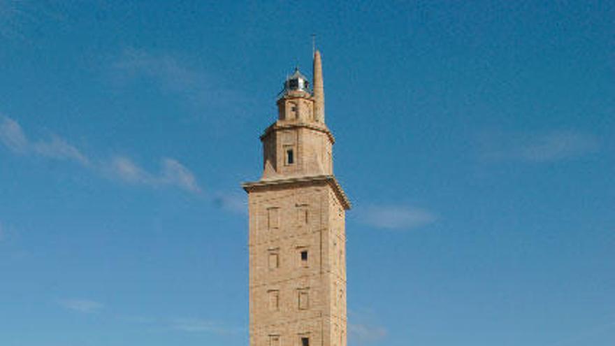 Turistas de visita en la Torre de Hércules.