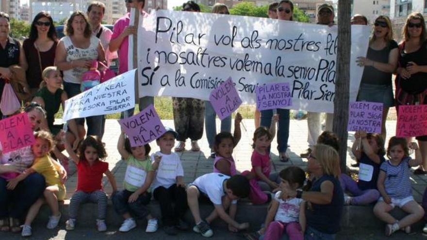 Protesta contra el traslado de una profesora