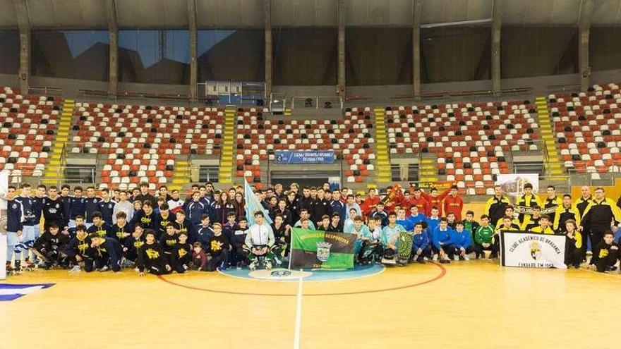 Foto de familia de todos los participantes en el Torneo Eixo Atlántico disputado durante el fin de semana en A Coruña.