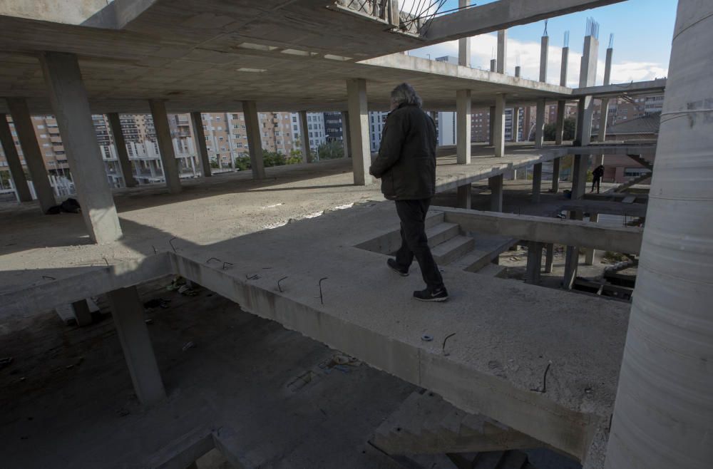 Sin techo viven en la estructura de un edificio