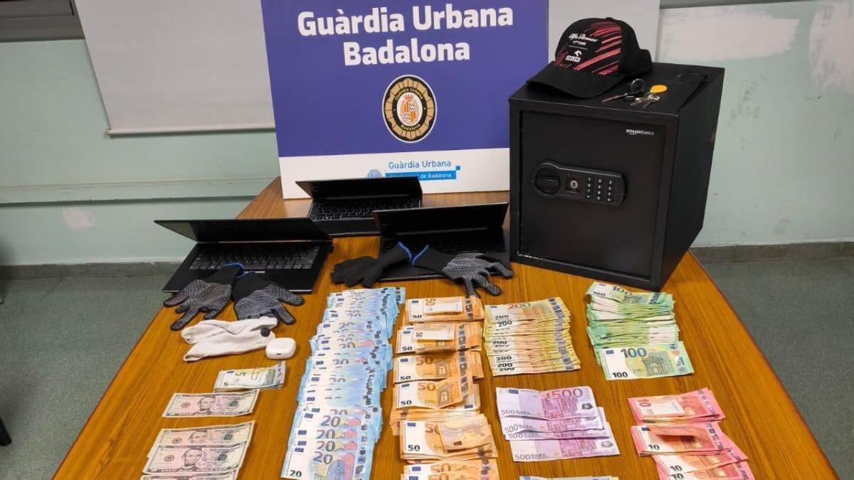 El dinero intervenido a los dos individuos en Badalona, tras robar en un restaurante de Barcelona