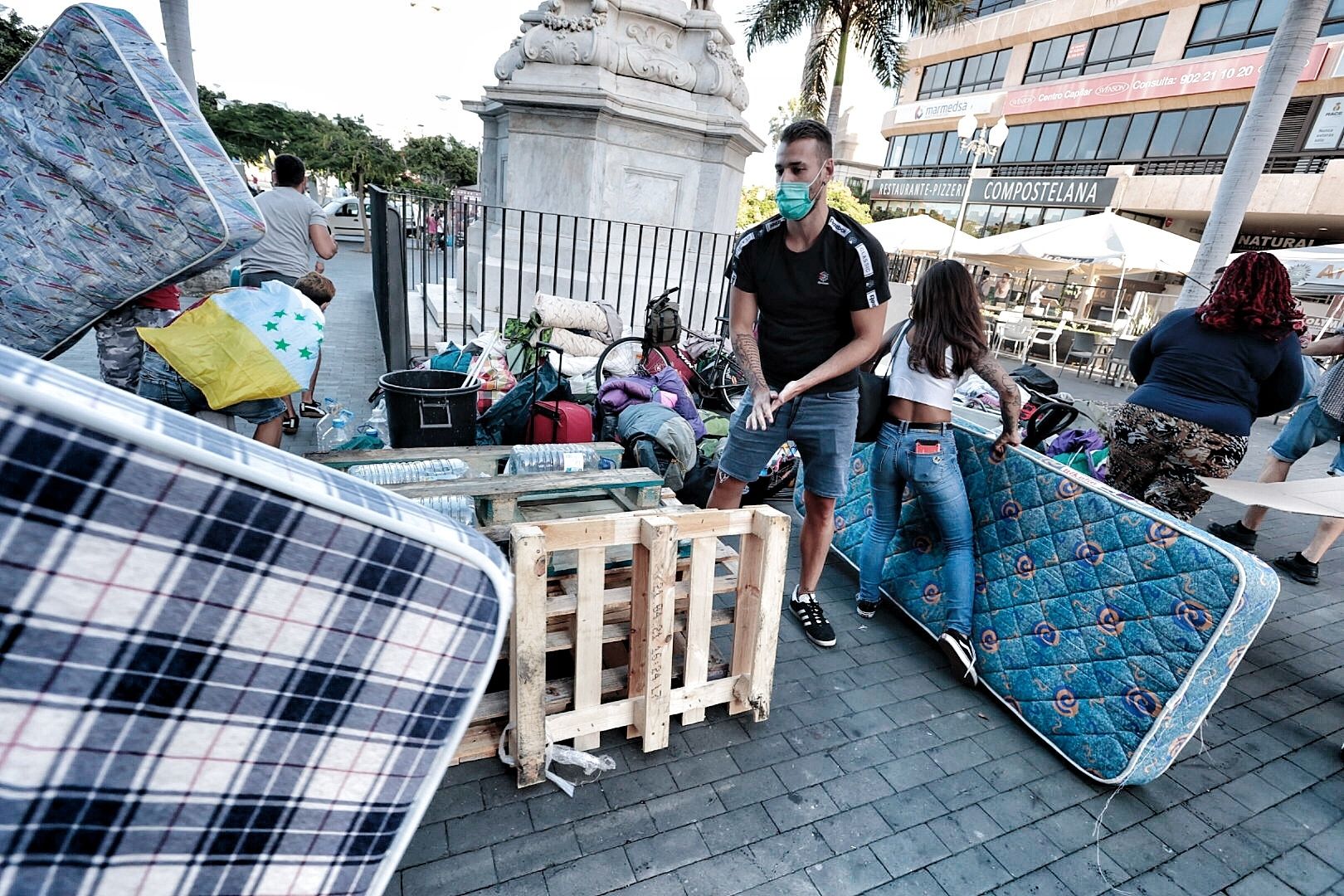 Traslado de la acampada de la plataforma antidesahucios en Santa Cruz