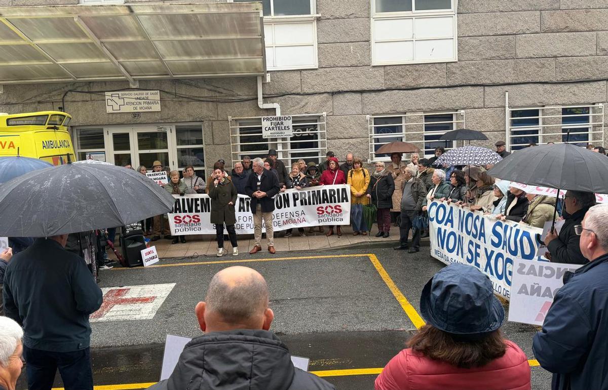 Leticia Santos y Gabriel Ferral, ayer, ante la Casa do Mar. |  FdV
