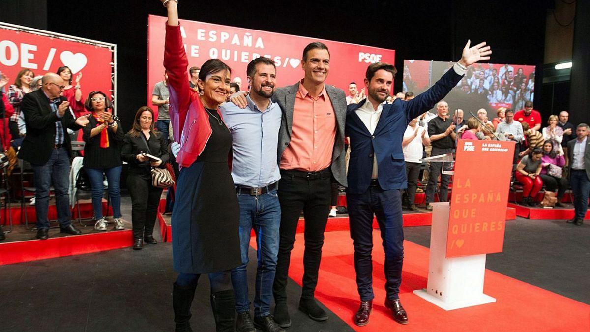 Sánchez, junto a los responsables autonómicos y provinciales, en el mitin de 2019 en Zamora.
