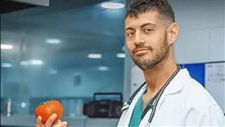 El truco del cardiólogo José Abellán para vencer el insomnio: "No te acuestes ni adoptes la posición de tumbado durante el día"