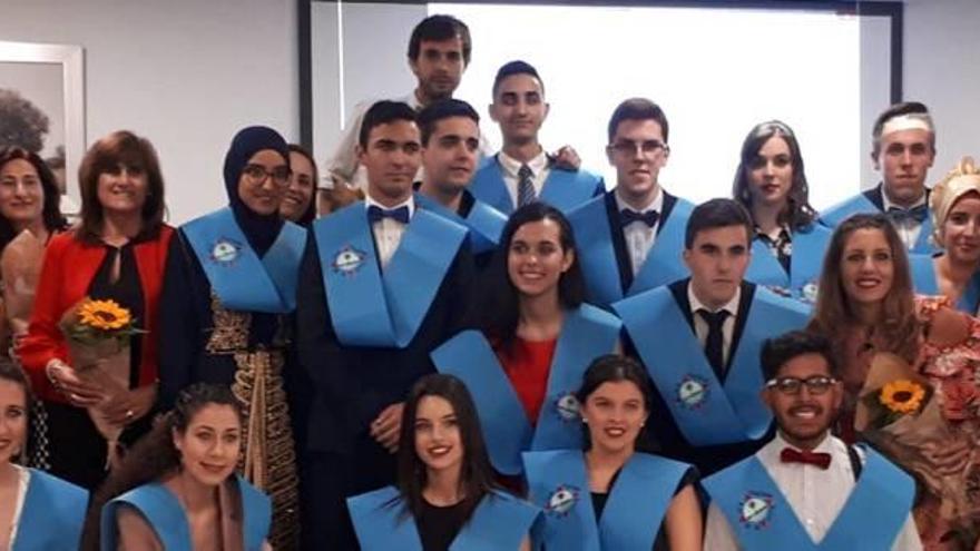 Alumnos de 2º de Bachiller del instituto Pueblos de la Villa de Fuente Álamo, en su graduación el pasado viernes por la tarde.